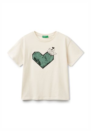 T-shirt crema a maniche corte con grafica di un cuore in paillettes verdi e design in origami nero. Tessuto in cotone morbido con vestibilità comoda.