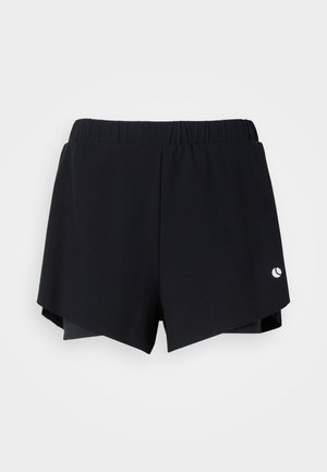 Șorturi atletice negre cu straturi, prevăzute cu talie elastică și un mic logo alb pe piciorul drept, prezentate pe un fundal simplu.