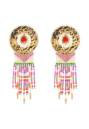 Boucles d'oreilles dorées avec des dessus circulaires texturés ornés d'une gemme rouge, agrémentées de franges perlées colorées de différentes formes et tailles.