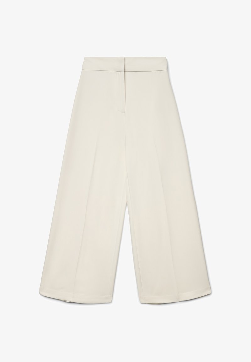 Pantaloni a gamba larga in beige chiaro, caratterizzati da un tessuto liscio, una cintura piatta e una vestibilità sartoriale con pieghe frontali piegate.