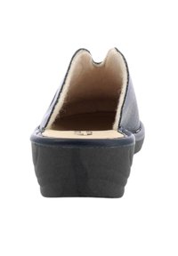 Scarpa slip-on blu navy con tomaia in pelle liscia, design con retro aperto e suola a cuneo texturizzata. Fodera morbida visibile all'interno.