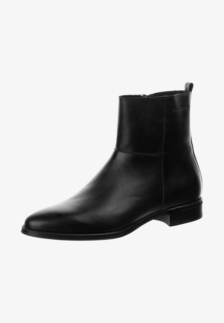 Svarta skinnankelbooties med en slät finish, dragkedjestängning, spetsig tå och låg klack. Har en minimalistisk design.
