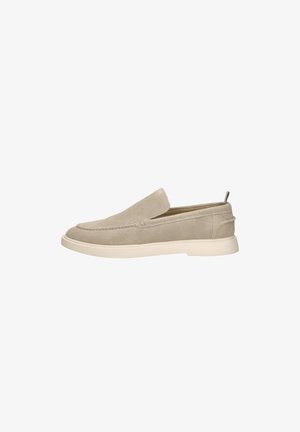 Mocassin beige en daim à enfiler avec semelle en caoutchouc blanche et languette à l'arrière, vue de côté, détail de couture minimal.