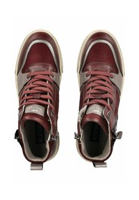 Burgundia kõrge varba sneakerid nahast ja sametpaneelidega, hallide aktsentidega, tekstuuriga detailidega, nöörid ja külgsulgurid kreemjas kummitaldal.