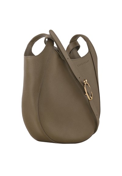 Olivenfarbene Lederhandtasche mit einer lässigen Silhouette, doppelten Griffen und einem verstellbaren Schulterriemen. Mit einem goldenen Akzent auf der Vorderseite.