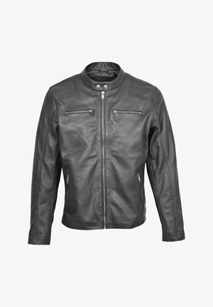 Chaqueta de cuero negra con cuello alzado, dos cremalleras en el pecho y bolsillos laterales. Textura suave y diseño ajustado con costuras mínimas.