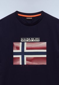 Mørkeblå bomulds t-shirt med grafisk tryk af det norske flag, med et hvidt og mørkeblåt kors på en rød baggrund.