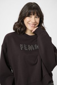 Felpa marrone scuro con una grafica "FEMME" texturizzata e con perline. Vestibilità oversize con collo e polsini a coste, texture del tessuto morbida.