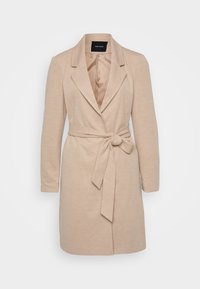 Abrigo de mujer beige hasta la rodilla con mangas largas, cuello de solapa y cinturón en la cintura anudado, forro interior suave visible.