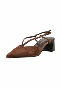 Zapato slingback de ante marrón con punta puntiaguda, finas correas y tacón ancho en negro, vista en ángulo sobre un fondo blanco.