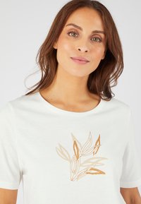 Damart MOTIF TON SUR TON PAILLETÉ - Camiseta estampada - blanc cassé