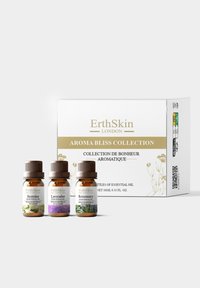 Zestaw Aroma Bliss Collection zawiera trzy szklane buteleczki olejków eterycznych: jaśminowy, lawendowy i rozmarynowy, każda o pojemności 10 ml, w białym i złotym opakowaniu.