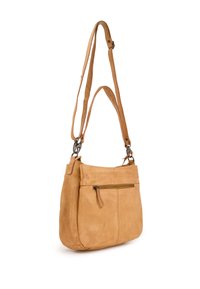 Tan ruskind crossbody taske med to justerbare stropper, en frontlomme med lynlås og flade sider, der har enkle stikninger og ingen udsmykninger.