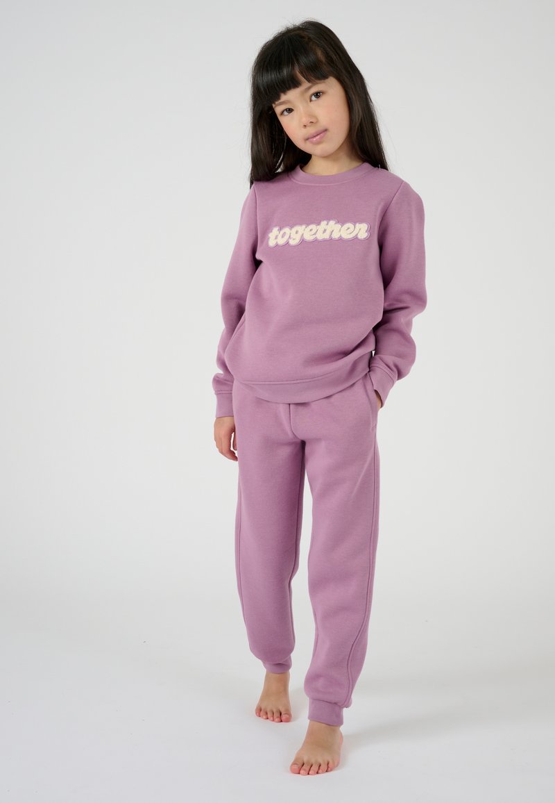 Set di felpa e pantaloni della tuta viola con un design testurizzato "insieme", realizzato in un tessuto morbido e con una vestibilità rilassata per il massimo comfort.