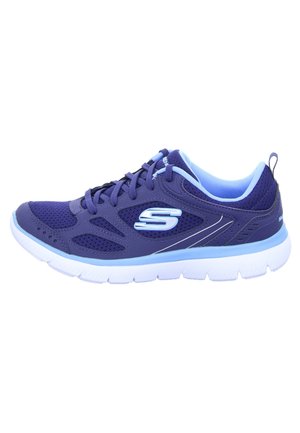 Scarpa da corsa viola con tomaia in mesh traspirante, accenti blu chiaro e suola bianca imbottita. Presenta un logo e un design con lacci.