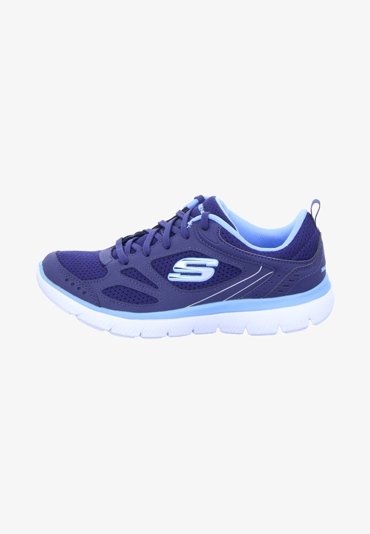 Zapatilla de running púrpura con parte superior de malla transpirable, acentos azul claro y una suela blanca acolchada. Presenta un logotipo y un diseño con cordones.