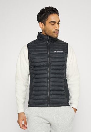 Sort puffervest med høj krave, lynlås foran og sidelapper i et kontrasterende materiale. Har horisontal syning og logo på brystet.