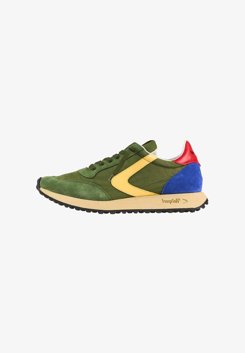 Sneaker verde con dettaglio giallo sul lato, tallone in suede blu, colletto rosso, suola beige e battistrada nero, mostrato in profilo laterale.