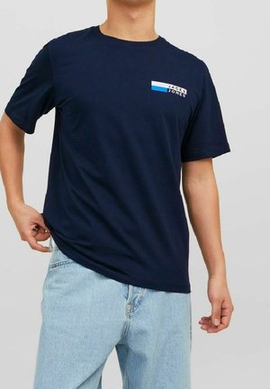 Granatowy bawełniany t-shirt z krótkimi rękawami, z małym białym i niebieskim logo "Jack & Jones" na lewej piersi. Klasyczny, okrągły dekolt.