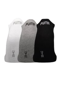 Tres pares de calcetines de tobillo en blanco, gris y negro. Cada par presenta el logo "PUMA" y los indicadores de tamaño en los laterales.