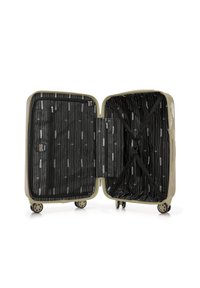 Maleta rígida en beige con un exterior texturizado, interior negro con patrones, doble compartimento con bolsillos con cremallera y cuatro ruedas.
