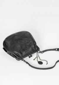 Borsa in pelle nera con forma arrotondata, design arricciato e dettagli in catena. Presenta una tracolla regolabile e una superficie testurizzata.