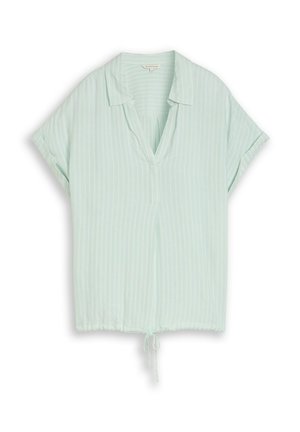 Lichtgroene blouse met korte mouwen, voorzien van dunne witte verticale strepen, een V-hals en een trekkoord aan de zoom.