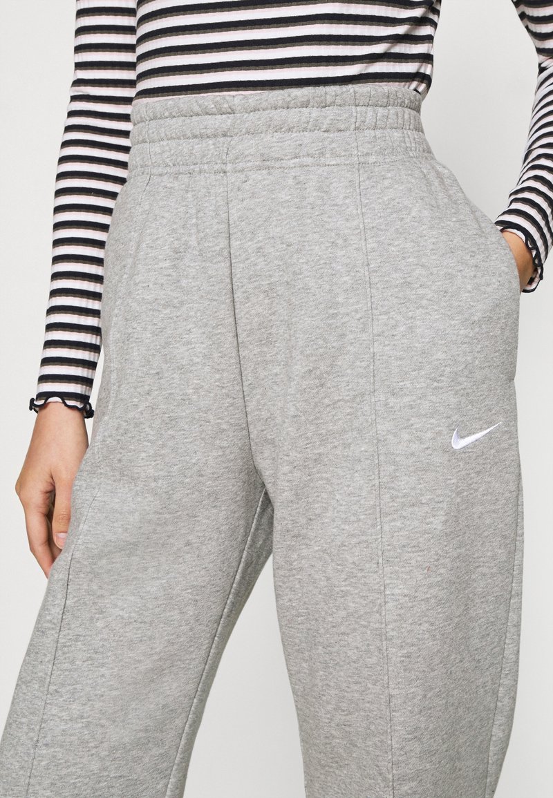 Goed doen Accumulatie Doodt Nike Sportswear PANT - Trainingsbroek - dark grey heather/matte  silver/white/grijs - Zalando.nl