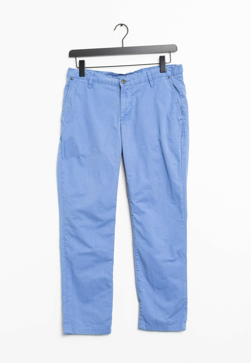 Chinos en coton bleu clair avec une coupe droite, dotés d'une fermeture à bouton, de passants de ceinture et de poches latérales. Texture lisse avec peu de plis.
