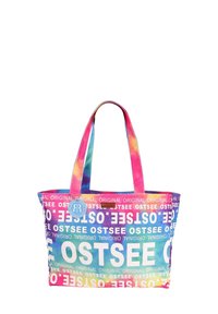 Sac fourre-tout multicolore avec un design tie-dye et "OSTSEE" imprimé en blanc. Fabriqué en tissu avec deux poignées robustes.