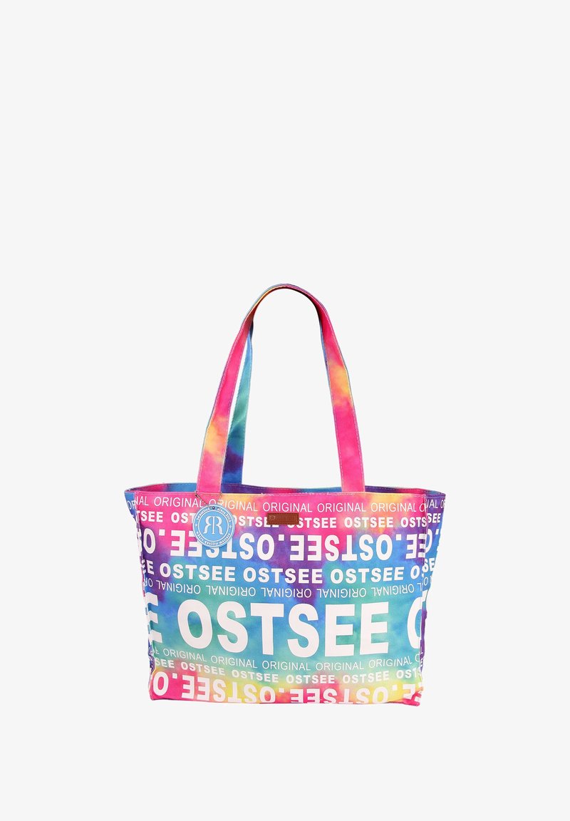 Sac fourre-tout multicolore avec un design tie-dye et "OSTSEE" imprimé en blanc. Fabriqué en tissu avec deux poignées robustes.