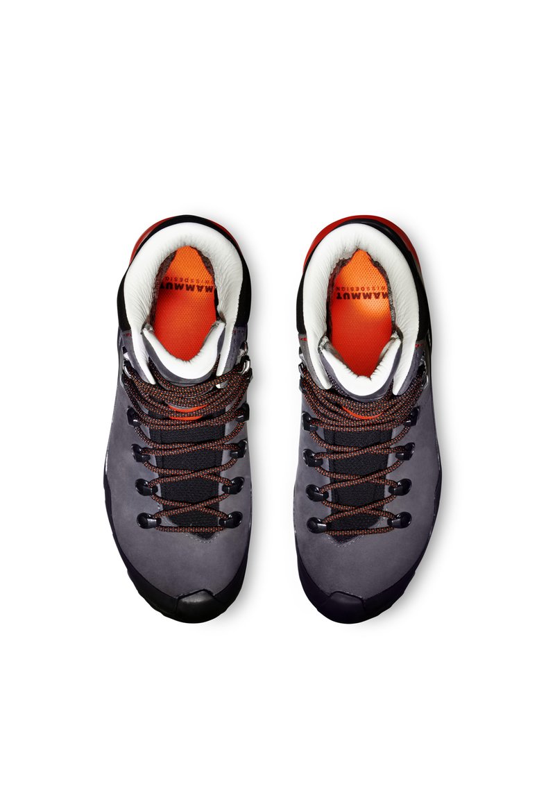 Scarpe da trekking grigie con accenti neri, superfici texturizzate, solette arancioni e lacci neri. Presentano un design con lacci e suole in gomma durevoli.