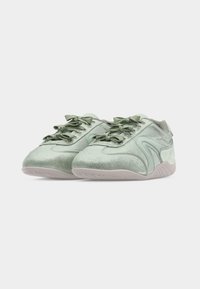 Paire de baskets en velours vert clair avec lacets et semelles beige clair sur fond blanc.