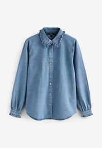 Chemise en denim bleu clair avec col à volants, boutons sur le devant et poignets froncés. Présente un ourlet arrondi et des manches longues.