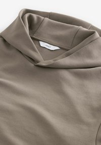 Hætte Sweatshirt i taupe stof med en blød tekstur og et folded krave design. Label synlig med "NEXT" branding.