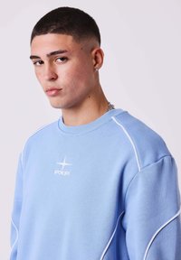 Lichtblauwe sweatshirt met witte accenten en "PXP"-logo, met een ronde hals, gemaakt van sweatshirtmateriaal, slim fit en zachte textuur.