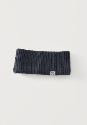 Dunkelgraues geripptes Strick-Stirnband mit einem kleinen weißen Stoffetikett mit schwarzem rundem Logo.