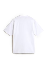 Bílá tričko s krátkým rukávem a kulatým výstřihem. Má hladkou texturu a volný střih, bez viditelných vzorů nebo akcentů.