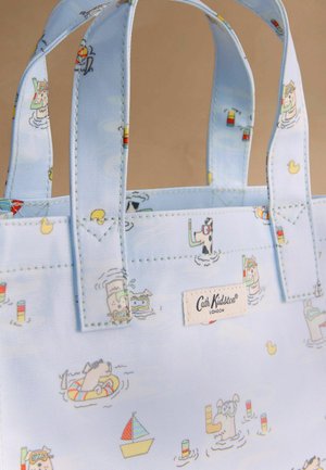 Jasnoniebieska torba typu tote z kreskówkowymi psami nurkującymi z rurką, gumowymi kaczkami i żaglówkami, z przyszytą metką "Cath Kidston London".