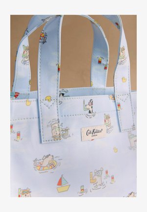 Jasnoniebieska torba typu tote z kreskówkowymi psami nurkującymi z rurką, gumowymi kaczkami i żaglówkami, z przyszytą metką "Cath Kidston London".