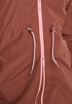 Veste légère marron avec une fermeture éclair rose et des cordons de serrage, d'une texture lisse et avec une taille ajustable. Poche avant avec fermeture à bascule.