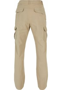 Pantalones cargo beige hechos de algodón con un diseño de pierna recta. Cuenta con dos bolsillos laterales y dos bolsillos traseros. Textura suave.