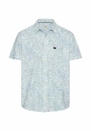 Koszula z krótkim rękawem zapinana na guziki, z jasnoniebieskim i białym falistym wzorem oraz małą czarną naszywką z logo na lewym kieszeni piersiowej.