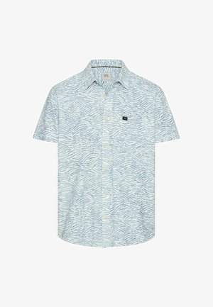 Koszula z krótkim rękawem zapinana na guziki, z jasnoniebieskim i białym falistym wzorem oraz małą czarną naszywką z logo na lewym kieszeni piersiowej.