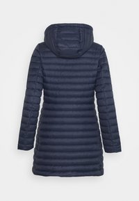 Marineblauwe pufferjas met capuchon, met een gewatteerd ontwerp, lange mouwen en een slanke, verlengde snit. Het materiaal lijkt glad en licht van gewicht.