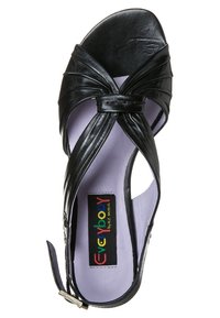 Sandale en cuir noir à bout ouvert avec lanières croisées, boucle ajustable à la cheville et semelle intérieure violette marquée "Everybody by BZ Moda".