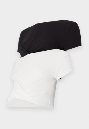 Deux tops à manches courtes, un noir et un blanc, avec un design à l'avant tordu. Fabriqués en tissu côtelé avec une texture lisse.