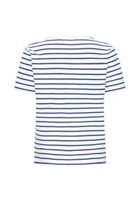 Bílá košile s krátkými rukávy a rovnoměrně rozmístěnými vodorovnými námořnicky modrými pruhy, zobrazená zezadu na jednoduchém bílém pozadí.