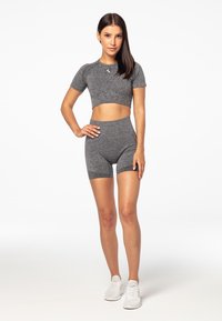 Hallhalli spordikomplekt, mis sisaldab lühikeste säärega lühikest toppi ja kõrge vöökoha lühišortse. Materjal tundub veniv ja tekstuuriga, sobib hästi treeninguteks.