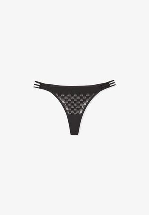 Perizoma nero con una parte frontale in pizzo a rete decorata, caratterizzato da un design a bande orizzontali, spalline sottili e un retro nero solido.